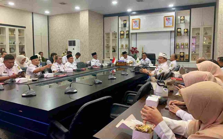 Wali Kota Tanjungpinang Lis Darmansyah meminta camat dan lurah segera melakukan pembaruan data kependudukan secara menyeluruh dan terintegrasi 