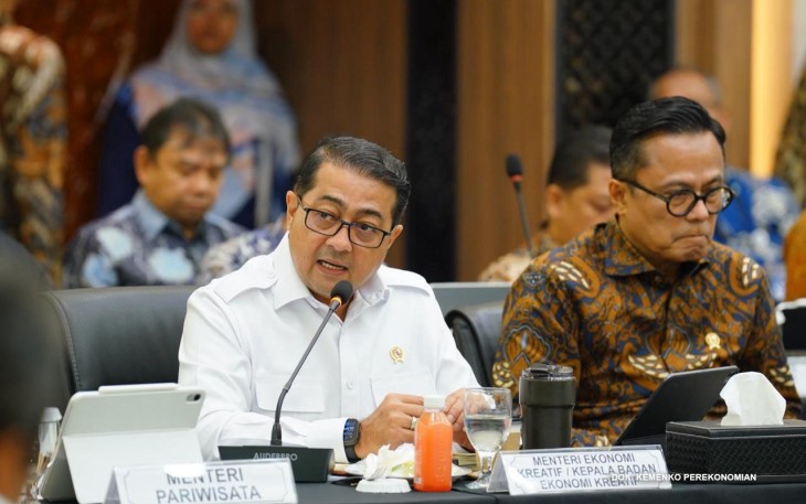 Menteri Ekonomi Kreatif, Teuku Riefky Harsya, menghadiri rapat pertama Satuan Tugas (Satgas) Percepatan Program Pemerintah untuk Mendukung Peningkatan Pertumbuhan Ekonomi (P3M-PPE), di Kantor Kementerian Koordinator Bidang Perekonomian, Jakarta, Selasa (28/4/2026)