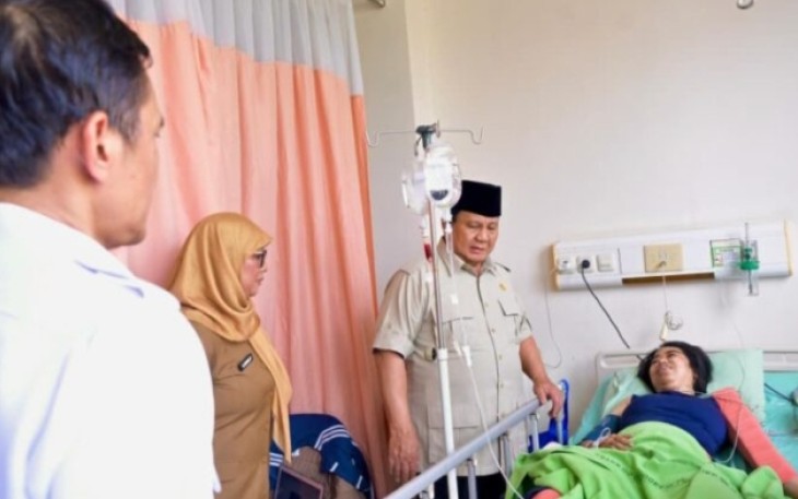 Presiden Prabowo Subianto langsung menjenguk korban kecelakaan tabrakan kereta api yang dirawat di RSUD dr. Chasbullah Abdulmadjid, Kota Bekasi