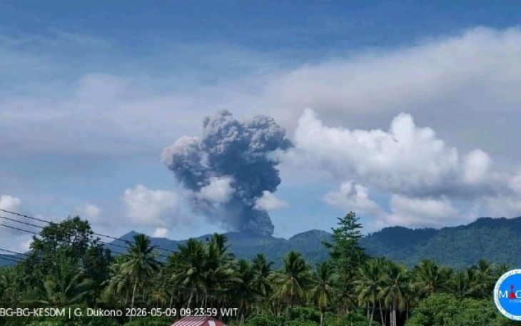 Kolom abu berwarna putih kelabu kehitaman dari erupsi gunung api Dukono terlihat dari Pos Pengamatan Gunung Api (PGA) Dukono di Desa Mamuya, Kecamatan Galela, Halmahera Utara, Maluku Utara, Sabtu (9/5) pukul 09.23 WIT