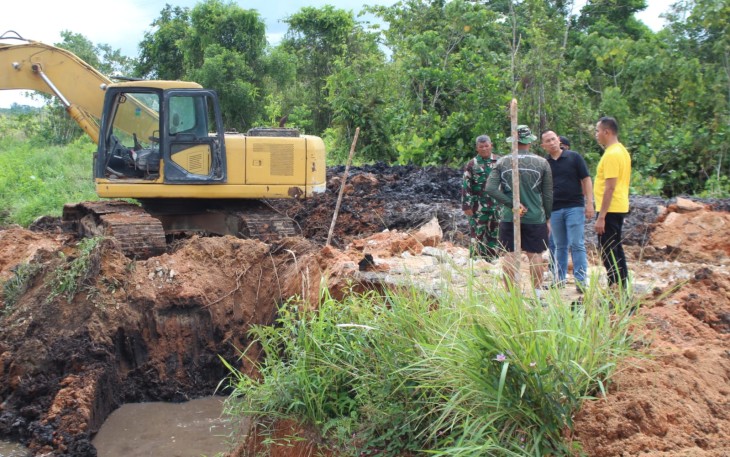 Dandim 0315/Tanjungpinang Tinjau Proyek Jembatan Armco di Desa Toapaya Selatan