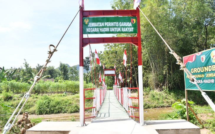 Warga Bungkal di Ponorogo Nikmati Jembatan Garuda