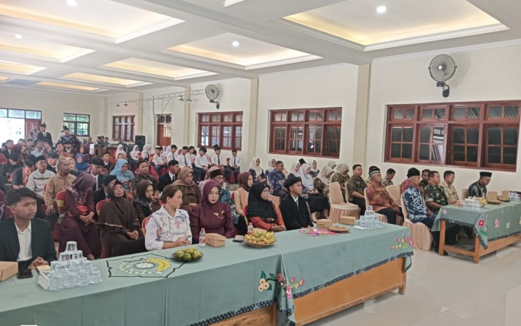 Danramil 0801/07 Ngadirojo Kapten Czi Gutarno menghadiri kegiatan Swastamita pelepasan siswa siswi kelas XII SMK PGRI Ngadirojo, bertempat Balai Desa Ngadirojo, Kecamatan Ngadirojo, Kabupaten Pacitan. Selasa (12/5/2026)