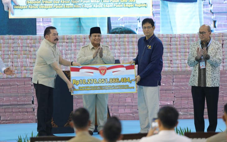 Foto Satgas PKH Serahkan Rp10,2 Triliun ke Kas Negara Disaksikan Oleh Presiden Republik Indonesia Prabowo Subianto 