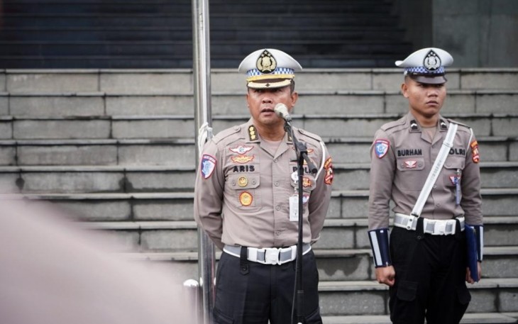 Kombes Pol Aries Syahbudin saat memberikan arahan kepada jajaran Korlantas Polri dalam apel pagi di Lapangan NTMC Korlantas, Senin (25/5/2026)