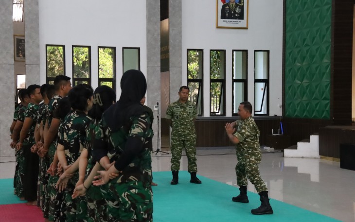 Kasdam XIX/TT saat memperagakan gerakan pencak silat militer (PSM) kepada para atlet