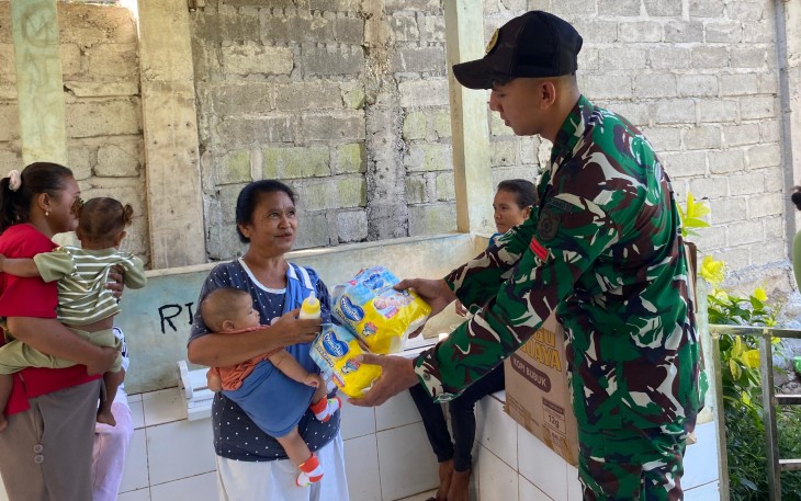 Yonarmed 12 Kostrad Peduli Generasi Sehat, Pos Turiscain Gelar Posyandu dan Bagikan Pampers untuk Balita