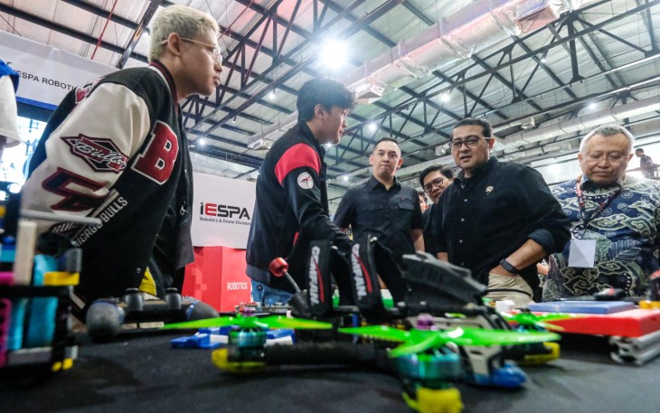  Menteri Ekonomi Kreatif, Teuku Riefky Harsya, meninjau langsung produk pelaku ekraf dalam acara Musyawarah Nasional Indonesia Esports Association (Munas IESPA) 2026 di Balai Kartini, Jakarta, Sabtu (6/6/2026)