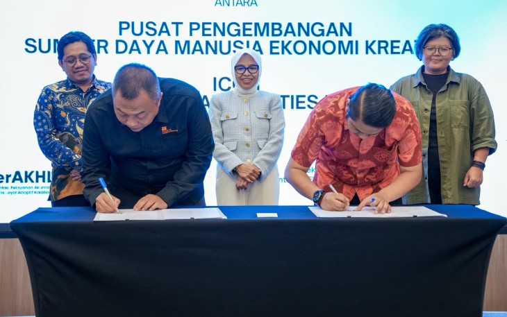 Sekretaris Kementerian Ekonomi Kreatif, Dessy Ruhati, menyaksikan Penandatanganan Perjanjian Kerja Sama (PKS) antara Kementerian Ekonomi Kreatif/Badan Ekonomi Kreatif (Ekraf) dengan Indonesia Creative Cities Network (ICCN), Jakarta, Rabu (01/07/2026).