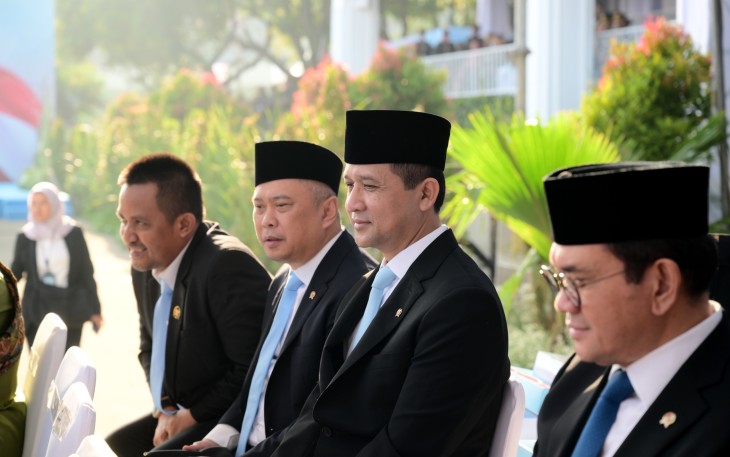 enteri Transmigrasi M. Iftitah Sulaiman Suryanagara menyampaikan ucapan selamat kepada Komisaris Jenderal Polisi (Purn.) Drs. Taufiequrachman Ruki, S.H. atas kenaikan pangkat kehormatan yang dianugerahkan Presiden Republik Indonesia pada peringatan Hari Bhayangkara ke-80