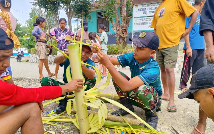 Yonarmed 12 Kostrad Perkuat Kemanunggalan dengan Warga Melalui Karya Bakti Pembuatan Gapura Kapela