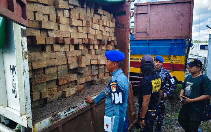 TNI Angkatan Laut melalui Kodaeral XII berhasil menggagalkan upaya pengiriman kayu tanpa dokumen sah (illegal logging) 