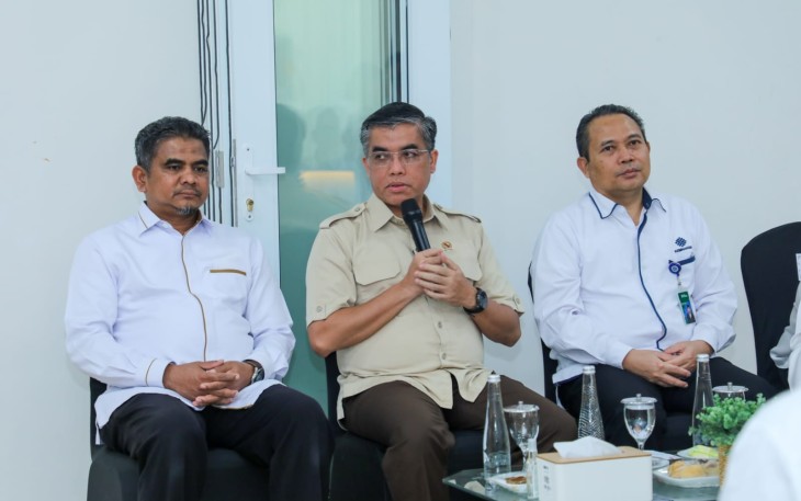 Menaker Yassierli saat memberikan ara han kepada jajaran pegawai Balai K3 Medan, Sumatera Utara, Selasa (7/7/2026).