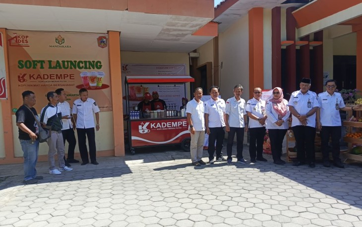 Acara soft launching kedai booth kopi "Kadempe" Kopi Desa Merah Putih, di halaman Kantor Kelurahan Cangakan, Karanganyar, Rabu (8/7/2026) siang.