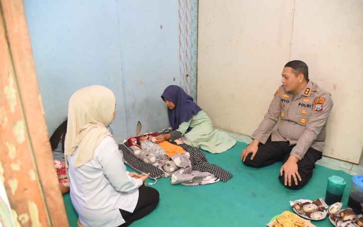 Polres Bondowoso Bantu Keluarga Bayi Kembar yang Kehilangan Ibu
