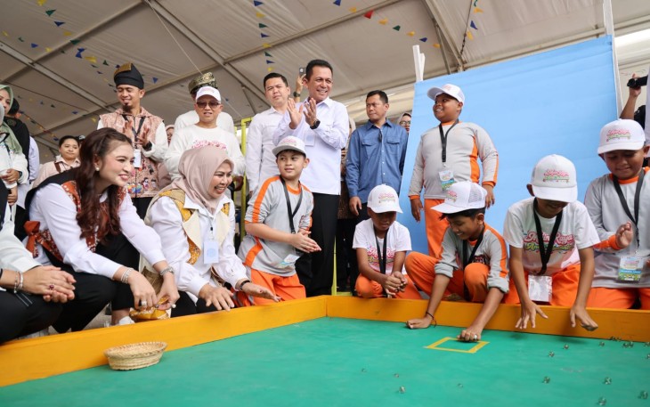 Gubernur Kepulauan Riau Ansar Ahmad, Ketua TP-PKK Provinsi Kepulauan Riau Dewi Kumalasari dan anggota Seruni Kabinet Merah Putih turut mencoba berbagai permainan tradisional bersama anak-anak