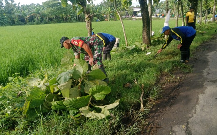 Warga dan Babinsa Purwosari Perkuat Kebersamaan Lewat Karya Bakti