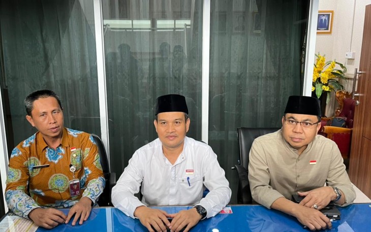 Sekretaris Daerah Provinsi Bengkulu, Herwan Antoni, didampingi oleh Asisten I Setda Provinsi Bengkulu Bidang Pemerintahan dan Kesejahteraan Rakyat, Khairil Anwar, serta Kepala Badan Kepegawaian Daerah (BKD) Provinsi Bengkulu, Rusmayadi /Foto : MC 