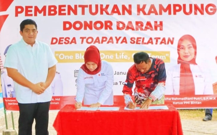 Disaksikan Bupati Bintan Roby Kurniawan, Penandatanganan kesepakatan pembentukan Kampung Donor Darah berlangsung di Kantor Desa Toapaya Selatan.