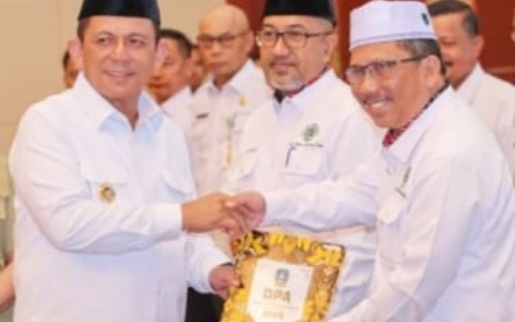 Gubernur Kepulauan Riau, Ansar Ahmad menyerahkan Dokumen Pelaksanaan Anggaran (DPA) kepada Organisasi Perangkat Daerah (OPD) di lingkungan Pemerintah Provinsi Kepulauan Riau di Aula Wan Seri Beni, Tanjungpinang, Selasa (13/1/2026)