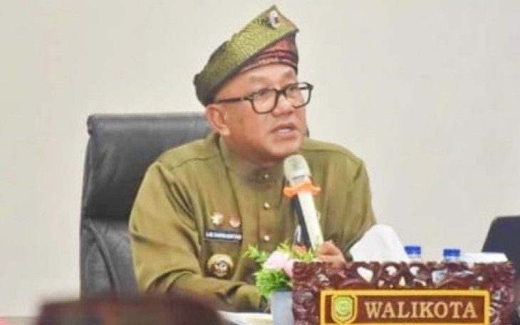 Wali Kota Tanjungpinang, Lis Darmansyah saat memimpin rapat koordinasi bersama seluruh camat dan lurah se-Kota Tanjungpinang di Aula Sultan Sulaiman Badrul Alamsyah kantor Wali Kota Tanjungpinang, Jumat (6/2/2026).