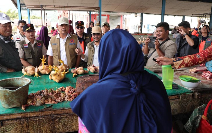 Deputi Bidang Penanganan Darurat BNPB, Mayjen TNI Budi Irawan (rompi cokelat BNPB) berdialog dengan pedagang pasar terpadu di Gayo Lues, Provinsi Aceh, Jumat (30/1)