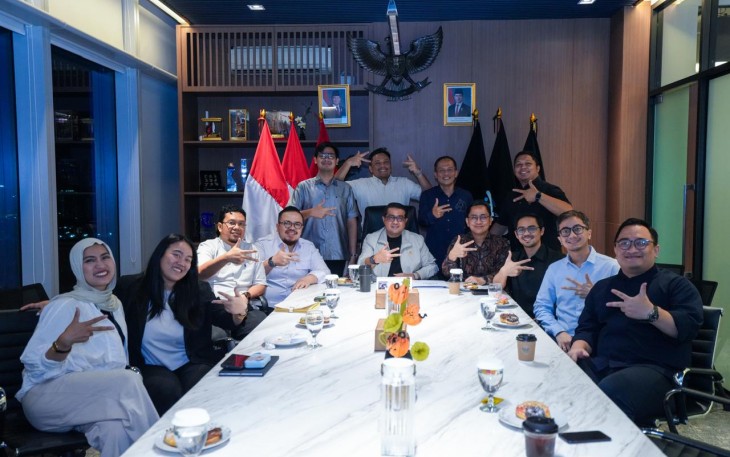 Menteri Ekonomi Kreatif, Teuku Riefky Harsya, menerima audiensi Indonesian Association of British Alumni (IABA) di Kantor Kementerian Ekonomi Kreatif, Jakarta, Jumat (13/2/2026)