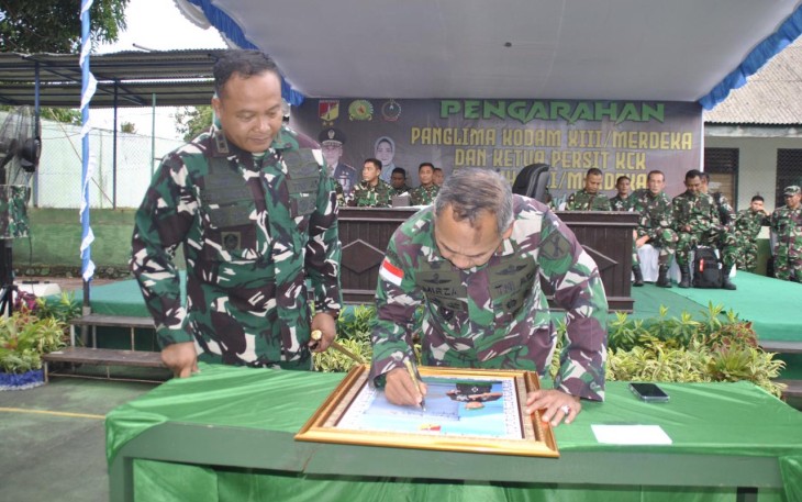 Dandim 1310/Bitung, Letkol Inf Dewa Made DJ mendampingi Pangdam XIII Merdeka, Mayjen TNI Mirza Agus saat melakukan penandatanganan kesan pada Kunker yang dirangkaikan dengan safari Ramadhan di Makodim 1310/Bitung.