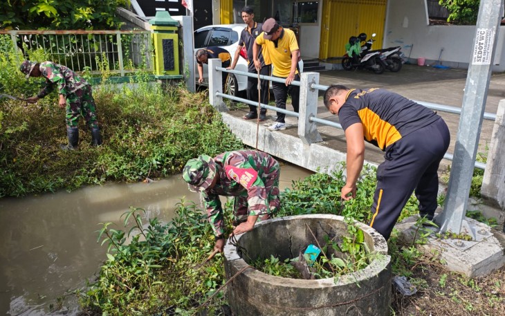 Koramil Pilangkenceng Bersama Warga Bersihkan Parit Pasar Tlagan