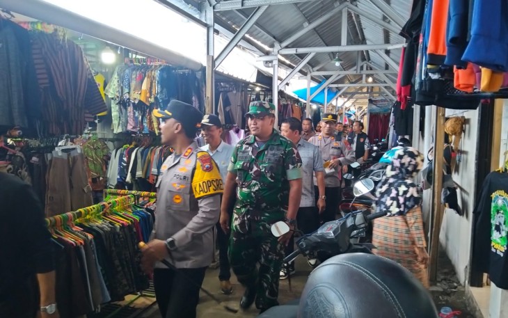 Letkol Arh S.Wibowo bersama jajaran Forkopimda Ngawi melakukan pemantauan pasar tradisional untuk memastikan ketersediaan dan stabilitas harga bahan pangan bulan Ramadan bertempat di Pasar tradisional Paron, Jum'at (06/03/2026).