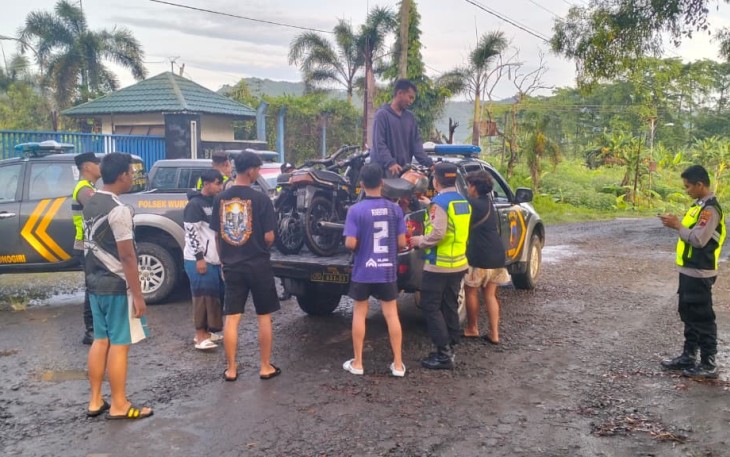 Polisi saat Sita Kendaraan dan Petasan di Wonogiri