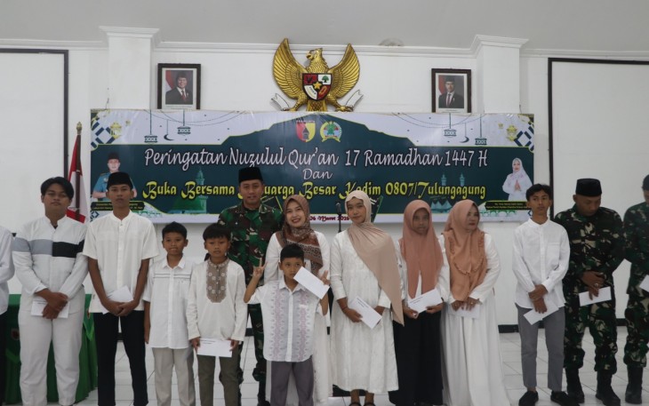 Kodim 0807/Tulungagung menggelar peringatan Nuzulul Qur’an yang dirangkaikan dengan buka puasa bersama Ramadan 1447 H/2026 M di Aula Pandu Sakti Makodim 0807/Tulungagung 
