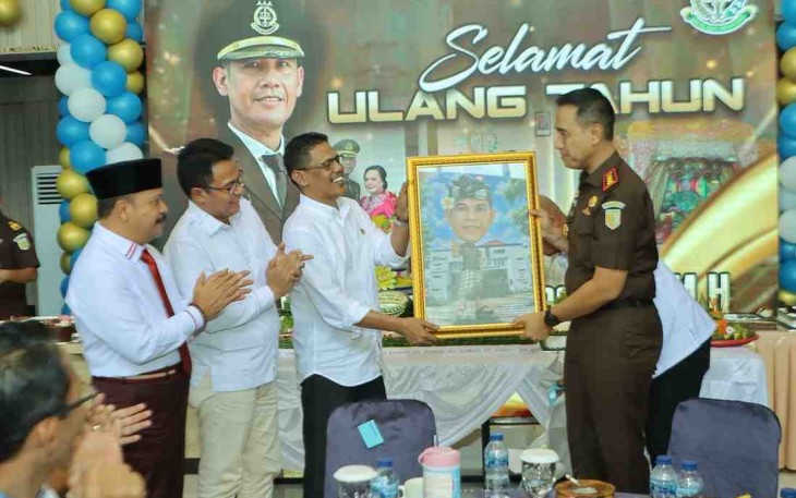 Ketua DPRD Kota Batam Muhammad Kammaludin saat Menyampaikan Ucapan Selamat Ulang Tahun untuk Kajari Batam