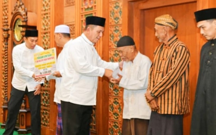 Gubernur Ansar saat Serahkan Dana Kemitraan dan Zakat  di Masjid Raya Baitul Makmur Tanjunguban.