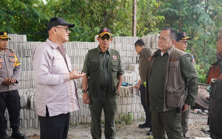 Kepala BNPB Letjen TNI Dr. Suharyanto S.Sos., M.M., (topi kacamata hitam) saat memastikan bahan material untuk pembangunan hunian sementara (huntara) di Kampung Wonosobo, Kecamatan Wih Pesam, Kabupaten Bener Meriah, Provinsi Aceh, Jumat (13/2)