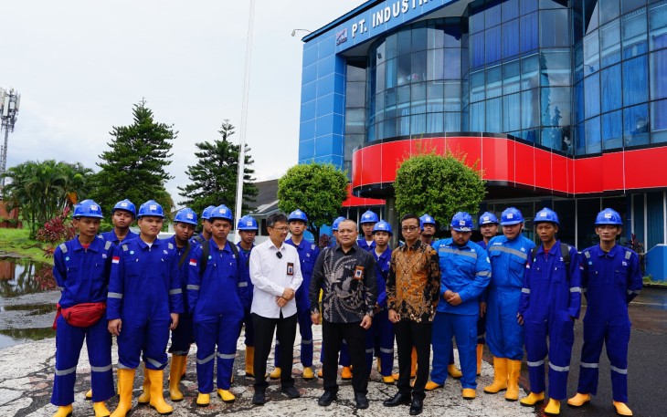 Direktur Kursus dan Pelatihan (Kemendikdasmen), Yaya Sutarya, saat memberikan pesan motivasi kepada 18 (delapan belas) murid yang akan melaksanakan magang PT Industri Kapal Indonesia (IKI) di Makassar, Senin (2/2). 