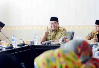 Gubernur saat memimpin rapat terbatas bersama seluruh Kepala OPD Provinsi Bengkulu, membahas terkait sinkronisasi program prioritas antar OPD kabupaten/kota, Senin (13/02/2017) di Ruang Rafflesia Pemda Bengkulu.