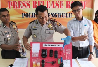 Kapolres Bengkulu AKBP Ardian Indra Nurinta, S.Ik didampingi Kasat Narkoba Polres Bengkulu Iptu Sandy Indrajati Wiguna dan Kapolsek Gading Cempaka Kompol Farouk Oktora, SH, S.Ik menunjukkan barang bukti yang berhasil disita dari pelaku