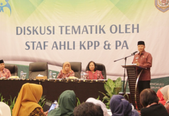 Wagub Rohidin Mersyah saat memberikan kata sambutan dalam diskusi bersama Staf Ahli Kementerian Pemberdayaan Perempuan dan Perlindungan Anak Republik Indonesia (KPP & PA RI) disalah satu Hotel di Kota Bengkulu, Kamis (23/2).  