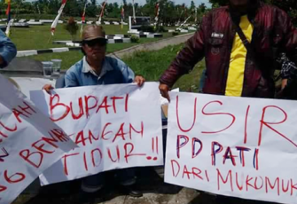 Puluhan massa dari Aliansi Rakyat Menggugat mendemo Bupati Mukomuko Choirul Huda, Jumat (24/2/2017).
