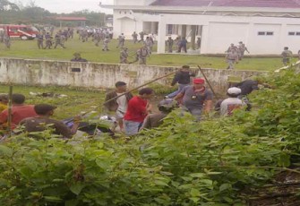 Sejumlah pedagang terlibat bentrok dengan petugas, Kamis (09/02/2017).