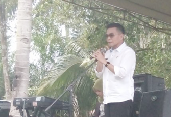 Bupati Dirwan saat menyampaikan kata sambutannya pada saat peletakan batu pertama perumahan nelayan di desa Tanggo Raso, Rabu (8/2/2017).
