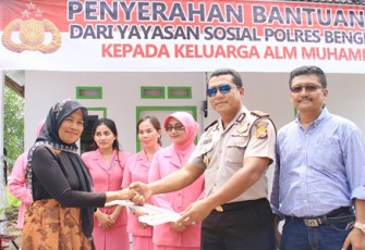 Kapolres Bengkulu AKBP Ardian Indra Nurinta SIK saat menyerahkan bantuan rumah secara simbolis kepada ibu Suryati, Kamis (23/03/2017).