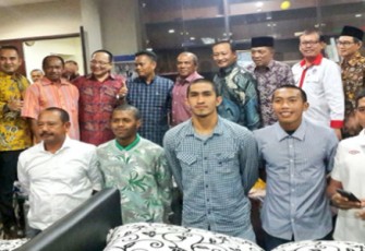  Pengurus PS Bengkulu foto bersama dengan tiga calon pemain PS Bengkulu