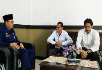 Direktur PDAM Kota, Sjobirin Hasan saat datang mengunjungi kantor PLN area Bengkulu di Jalan Prof Hazairin, Teluk Segara, Kota Bengkulu, Senin (10/4). 