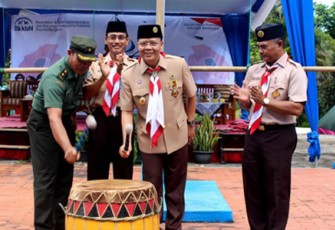  Wakil Gubernur Bengkulu Rohidin Mersyah dalam pembukaan Kemah Bhakti Saka Kencana Pramuka Provinsi Bengkulu 2017, di halaman kantor Perwakilan BKKBN Bengkulu, Jumat (21/4).