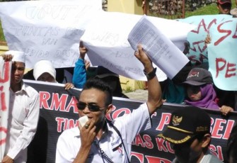 Puluhan massa berunjuk rasa di depan Kantor Kejari Bengkulu Selatan, Senin (10/04)