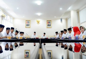  Gubernur Ridwan Mukti saat rapat program prioritas di ruang Rapat Rafflesia, Rabu (5/4).