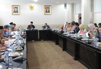 Wagub Rohidin saat rapat bersama Komisi IX DPR RI di ruang rafflesia pemda Bengkulu, Selasa (02/05).