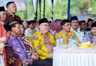 Gubernur Ridwan Mukti saat berkunjung ke Desa Ulak Bandung Kecamatan Muara Sahung - Kaur, Minggu (31/4).